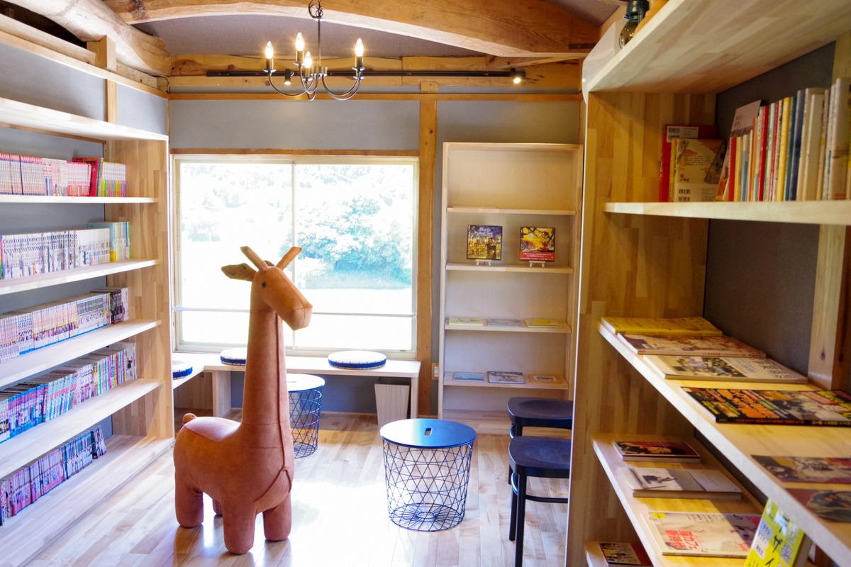 店舗スペース 本棚のある部屋